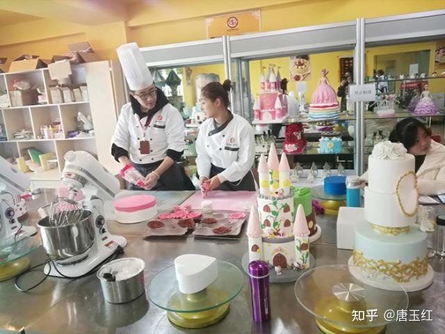 如何選擇優(yōu)質(zhì)的西點培訓(xùn)學(xué)校？餐飲技術(shù)咨詢?nèi)馕?></a></div>
<div   id=